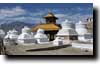 Les stupas à la  porte de Leh